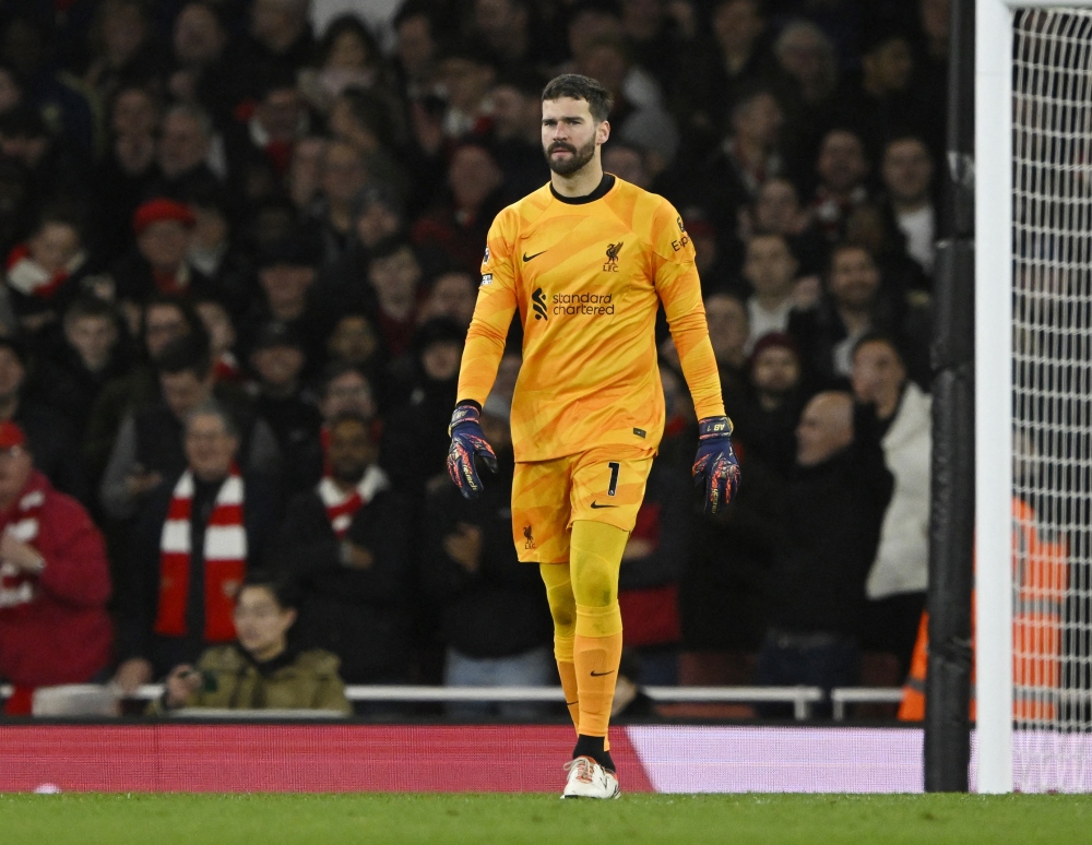 Alisson có trận đấu đáng quên khi mắc 2 sai lầm tai hại khiến Liverpool trắng tay. (Ảnh: Reuters)