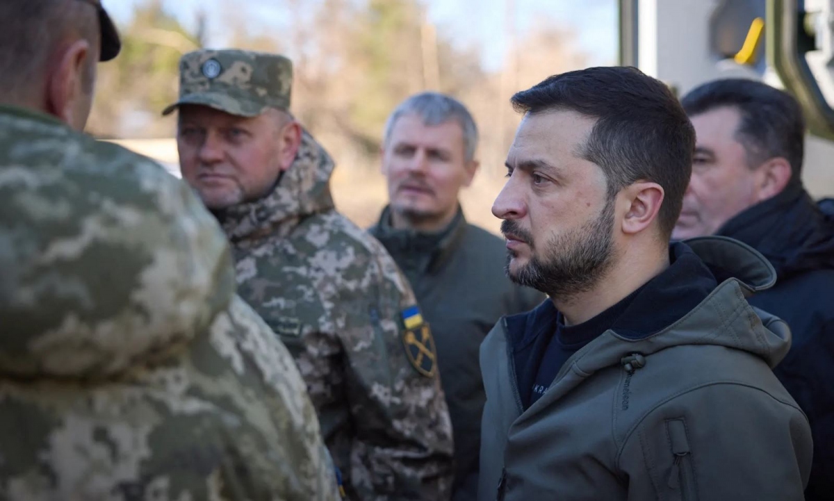 Tổng thống Ukraine Volodymyr Zelensky và Tướng Valerii Zaluzhnyi (thứ hai bên trái). Ảnh: Cơ quan báo chí của Tổng thống Ukraine. 