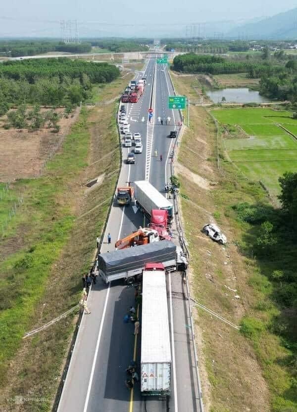 Hiện trường vụ TNGT đặc biệt nghiêm trọng xảy ra vào sáng 18/2 làm 3 người chết.