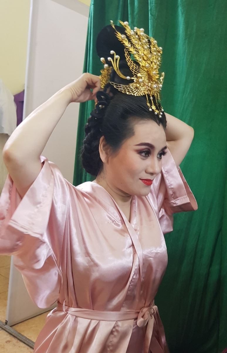NSƯT Thu Trang hóa trang cho vai diễn Đát Kỷ.