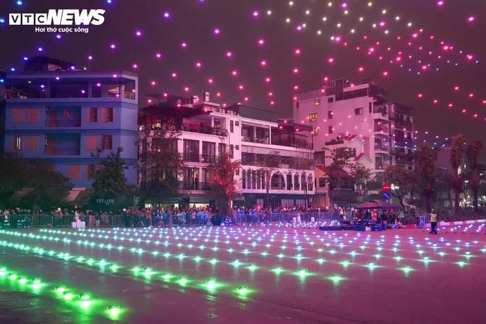 Theo Ban tổ chức chương trình, màn trình diễn ánh sáng nghệ thuật bằng 2024 drone mang tên gọi “Lễ hội ánh sáng nghệ thuật Hà Nội - Rực rỡ Thăng Long” với chủ đề “Một ngày kinh đô - Ngàn năm lịch sử”.