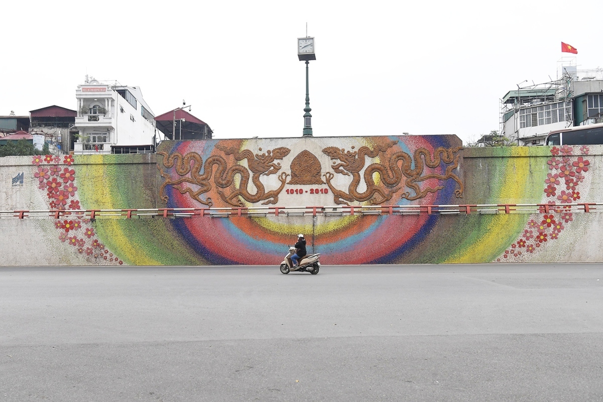 At 8:00 a.m., the Chuong Duong bridge, a normally crowded area, sees little traffic.