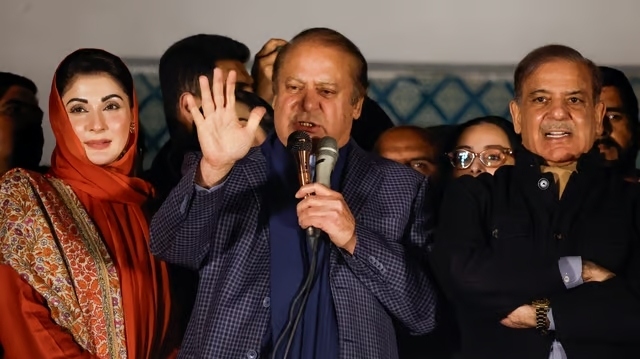 Cựu Thủ tướng Pakistan Nawaz Sharif phát biểu tại văn phòng Đảng Liên đoàn Hồi giáo Pakistan-Nawaz ở Model Town, Lahore (Pakistan), ngày 9/2. Ảnh: REUTERS