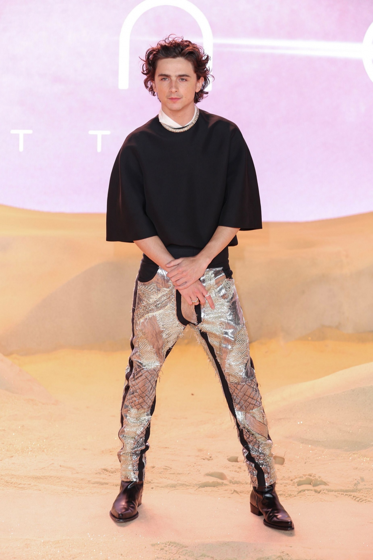 Timothée Chalamet trong trang phục Haider Ackermann tại buổi ra mắt phim ở London. 