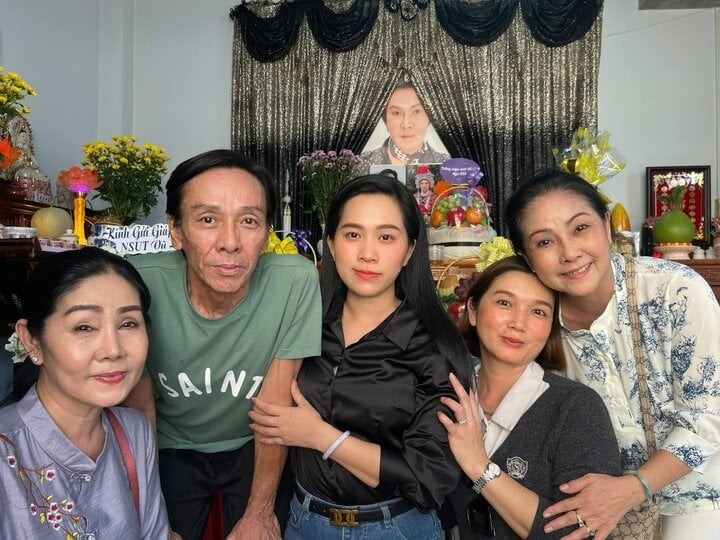 Sau gần 1 năm NSƯT Vũ Linh qua đời, Hồng Phượng (cháu gái cố nghệ sĩ) đã có những trải lòng gây chú ý. Nữ ca sĩ viết: "Thời gian trôi nhanh cứ ngỡ chỉ mới hôm qua, cầu xin mọi tranh cãi, điều tiếng hãy khép lại sau 1 năm dài buồn phiền mệt mỏi. Xin được bình yên, an lạc, riêng tư". Nữ ca sĩ cũng dành lời cảm ơn tới những người đã đứng ra bảo vệ, ủng hộ gia đình cô suốt 1 năm qua. Bên cạnh đó, cô gửi lời xin lỗi khán giả vì để chuyện riêng của gia đình ảnh hưởng tới nhiều người. (Theo: VTC News)