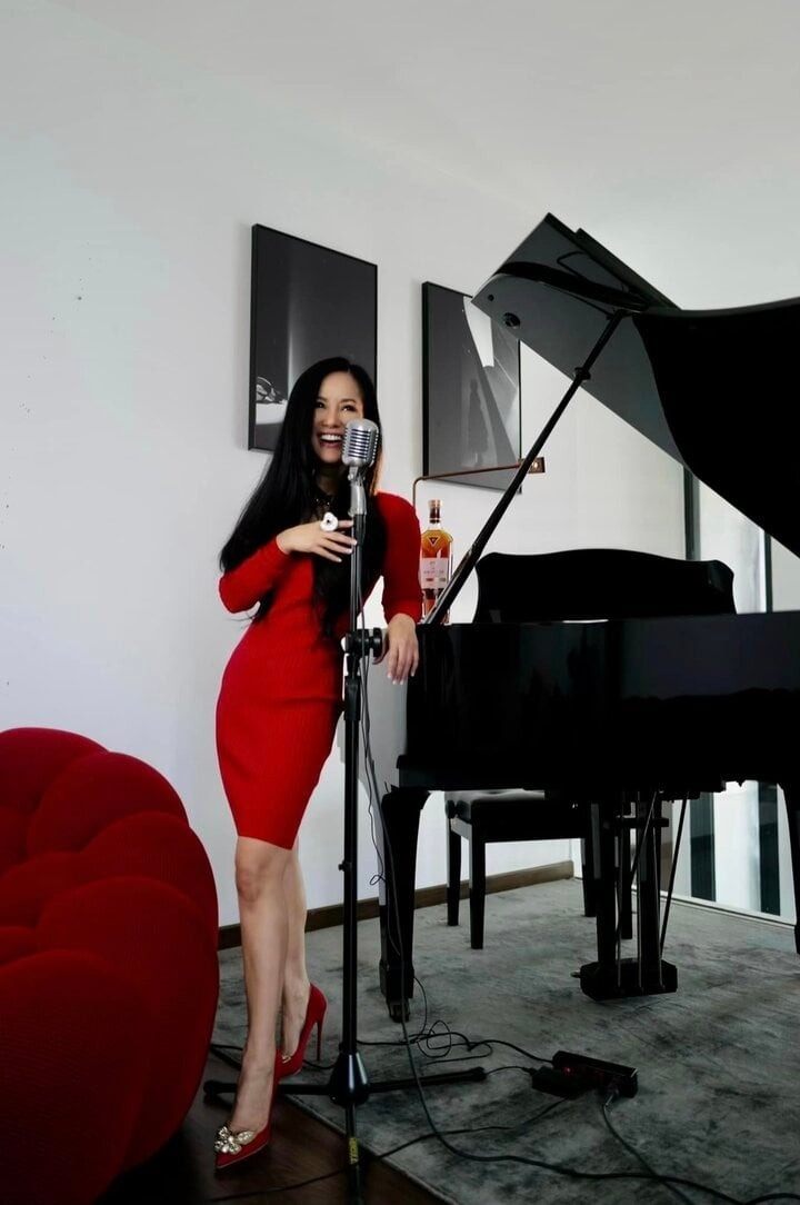 Trên trang cá nhân, diva Hồng Nhung thường xuyên chia sẻ những góc nhỏ trong căn penthouse chị mới mua tại TP.HCM. Với đam mê dành cho âm nhạc, "cô Bống" đã dành hẳn một căn phòng để thỏa mãn đam mê ca hát và thưởng tranh. (Theo: VTC News)