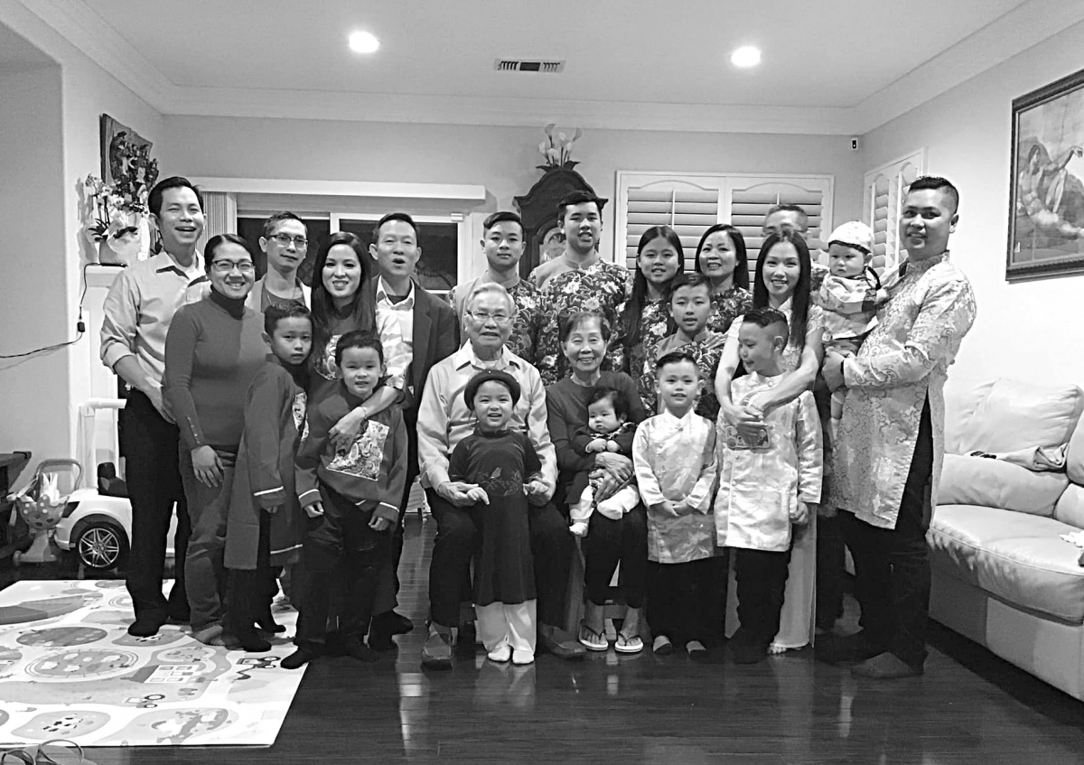 Đại gia đình ông bà Nguyễn Văn Thông, cựu trùm phó xứ An Lạc trong buổi họp mặt Tết Việt năm 2023 bên Mỹ. Ảnh gia đình cung cấp
