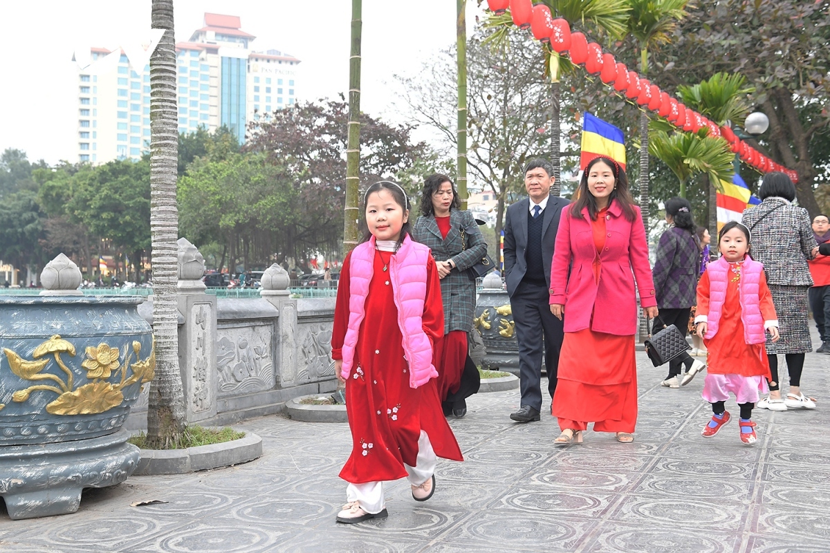 Several families go to major pagodas such as Tran Quoc Pagoda, Van Nien Pagoda, and Tao Sach Pagoda.