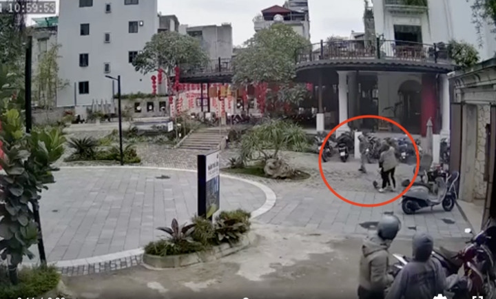 Nam hành khách hành hung bảo vệ quán cà phê. (Ảnh cắt từ clip)