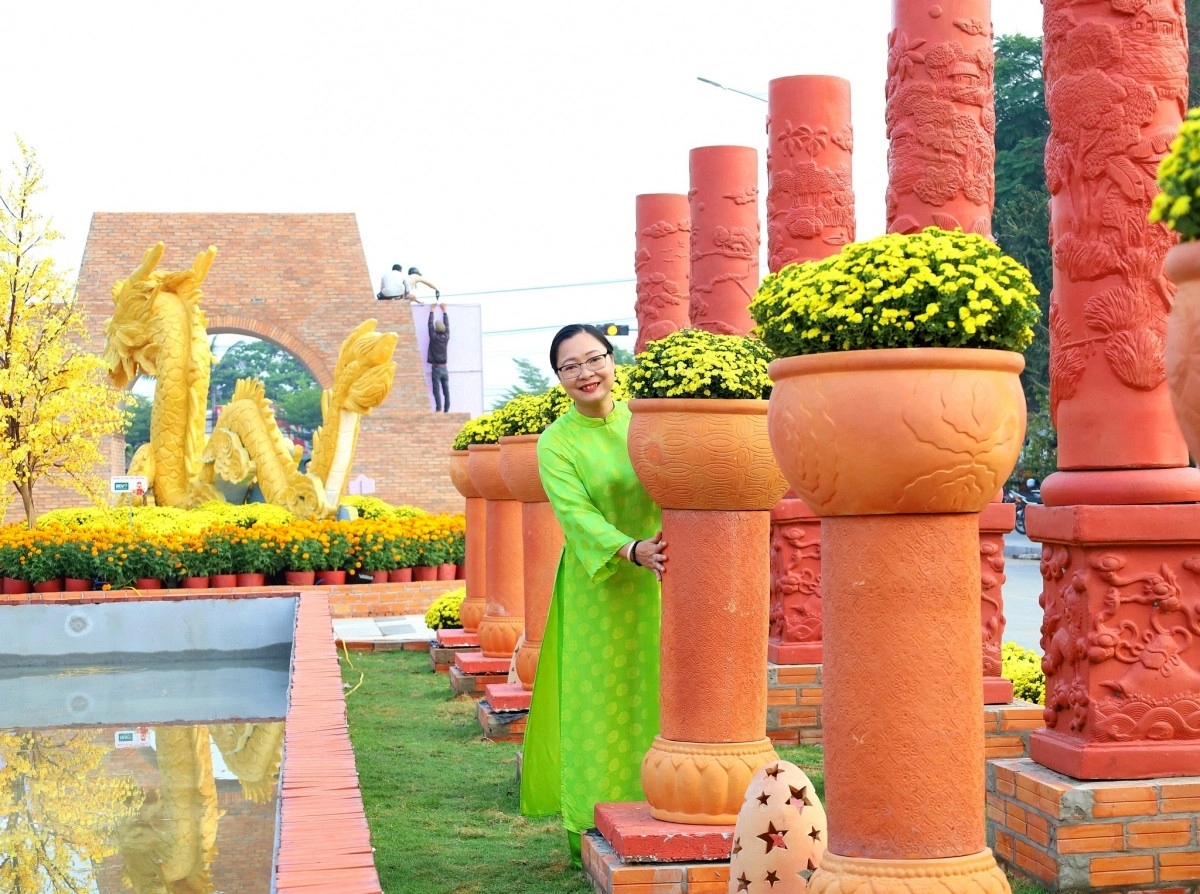 The flower-red ceramic road stretches from the Welcome Gate to the Administrative Building of the Provincial People’s Committee.