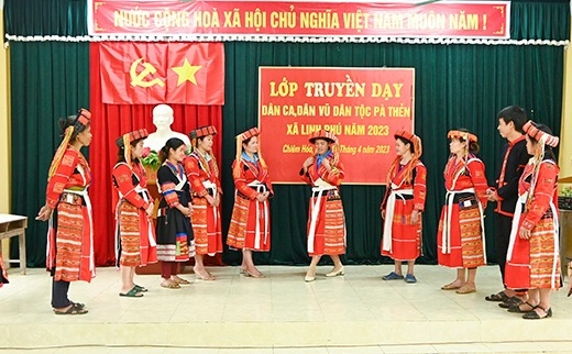 Các học viên biểu diễn tiết mục dân ca, dân vũ dân tộc Pà Thẻn tại lớp truyền dạy. Ảnh: Văn Linh