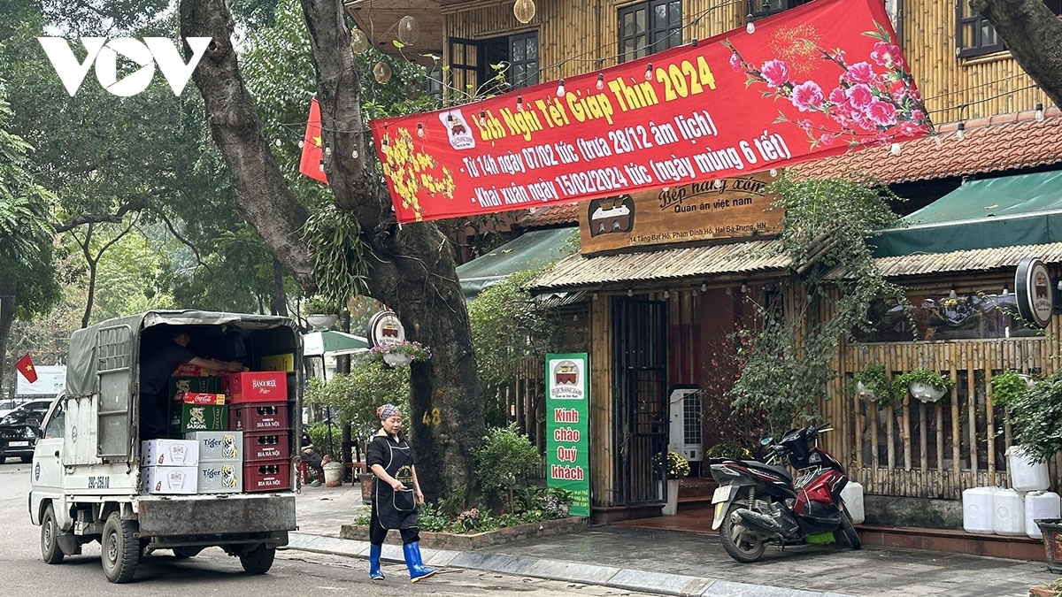 A restaurant hangs a sign to announce their closure during Tet.