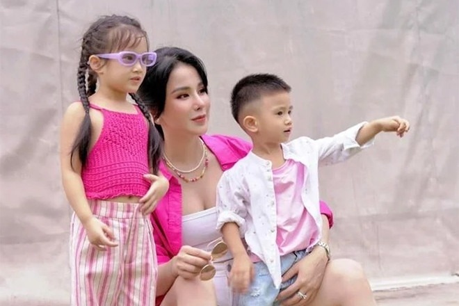 Cuộc sống sau ly hôn của Diệp Lâm Anh đang thu hút sự chú ý của nhiều người. Cô tâm sự rằng, con cái là nguồn động viên giúp cô vượt qua những khó khăn trong cuộc sống và sự nghiệp. Sau biến cố trong hôn nhân, Diệp Lâm Anh dần lấy lại tinh thần và quay trở lại sân khấu nghệ thuật. (Theo: Vietnamnet)