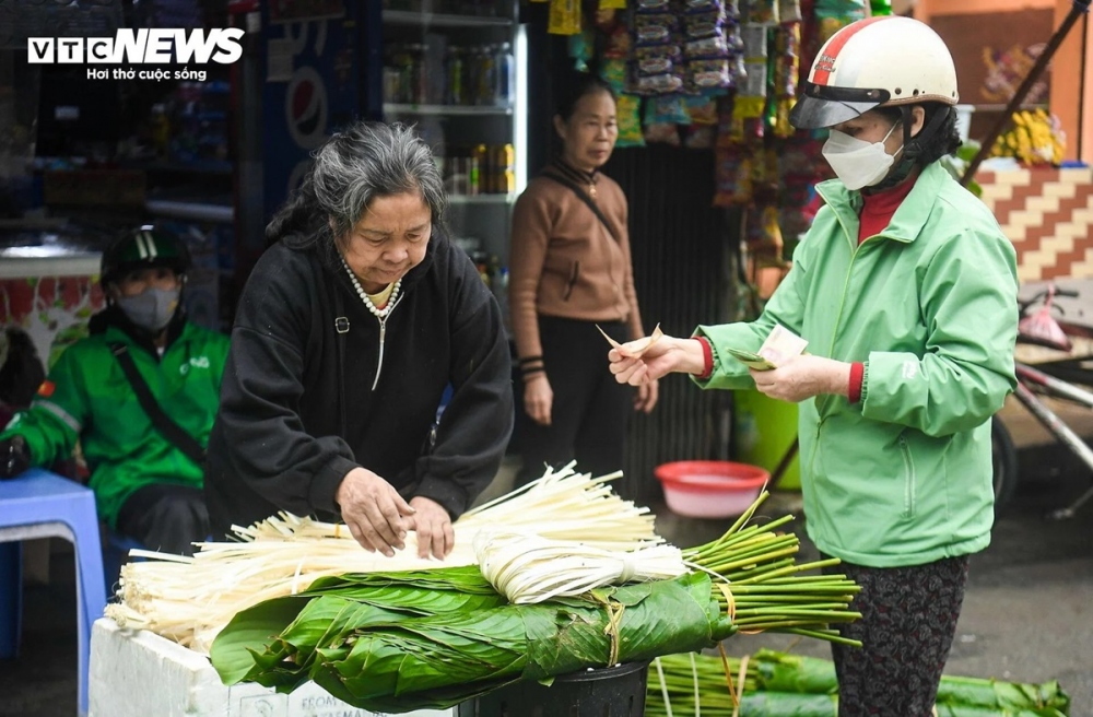 Rất đông người hối hả đến chợ mua lá dong to, đẹp, xanh mướt để gói bánh chưng đón Tết cổ truyền.