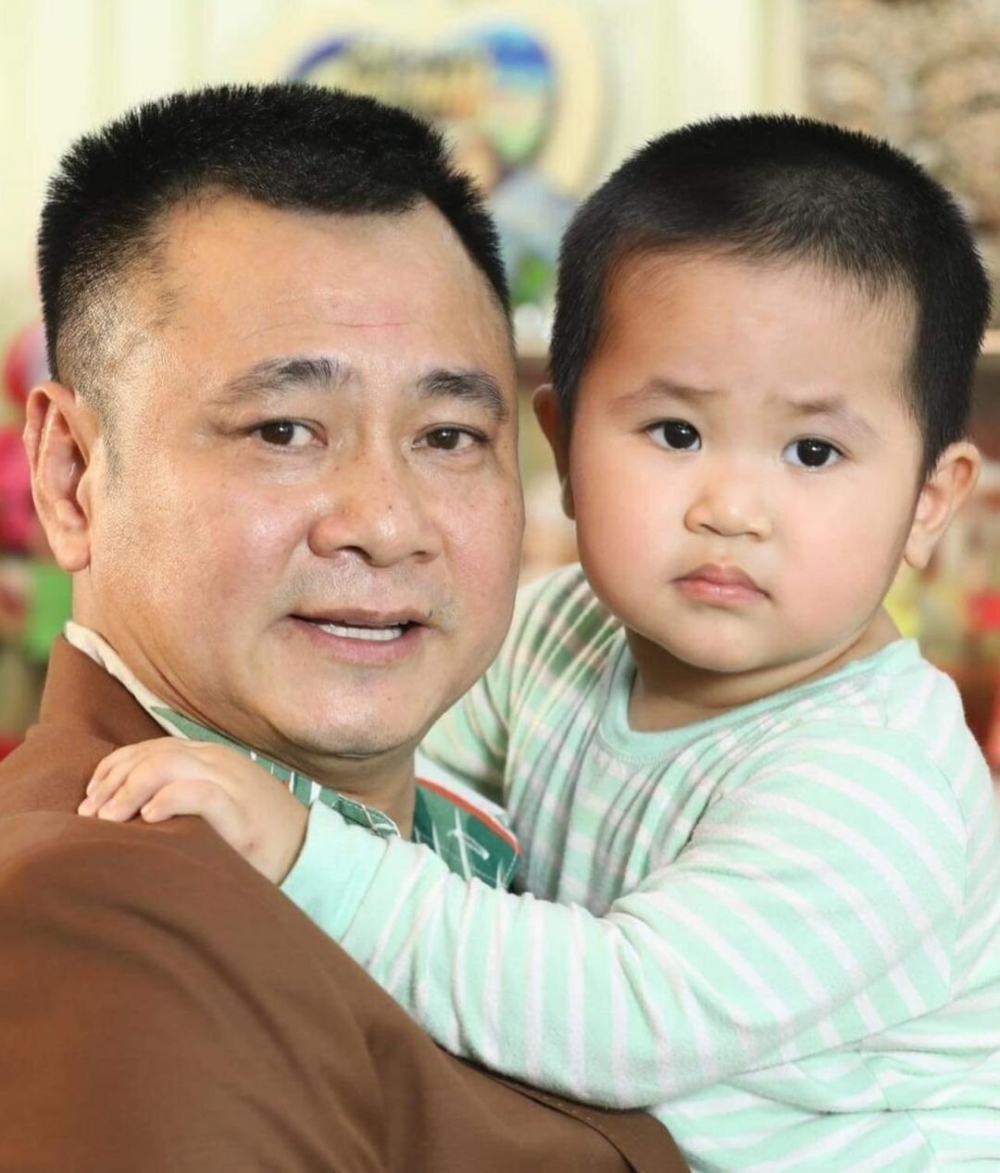 NSND Tự Long lo lắng thông báo con trai bị ốm sốt nên phải đưa vào viện. Quý tử nhà Tự Long được nhiều người khen kháu khỉnh, giống hệt bố. (Theo: VTC News)