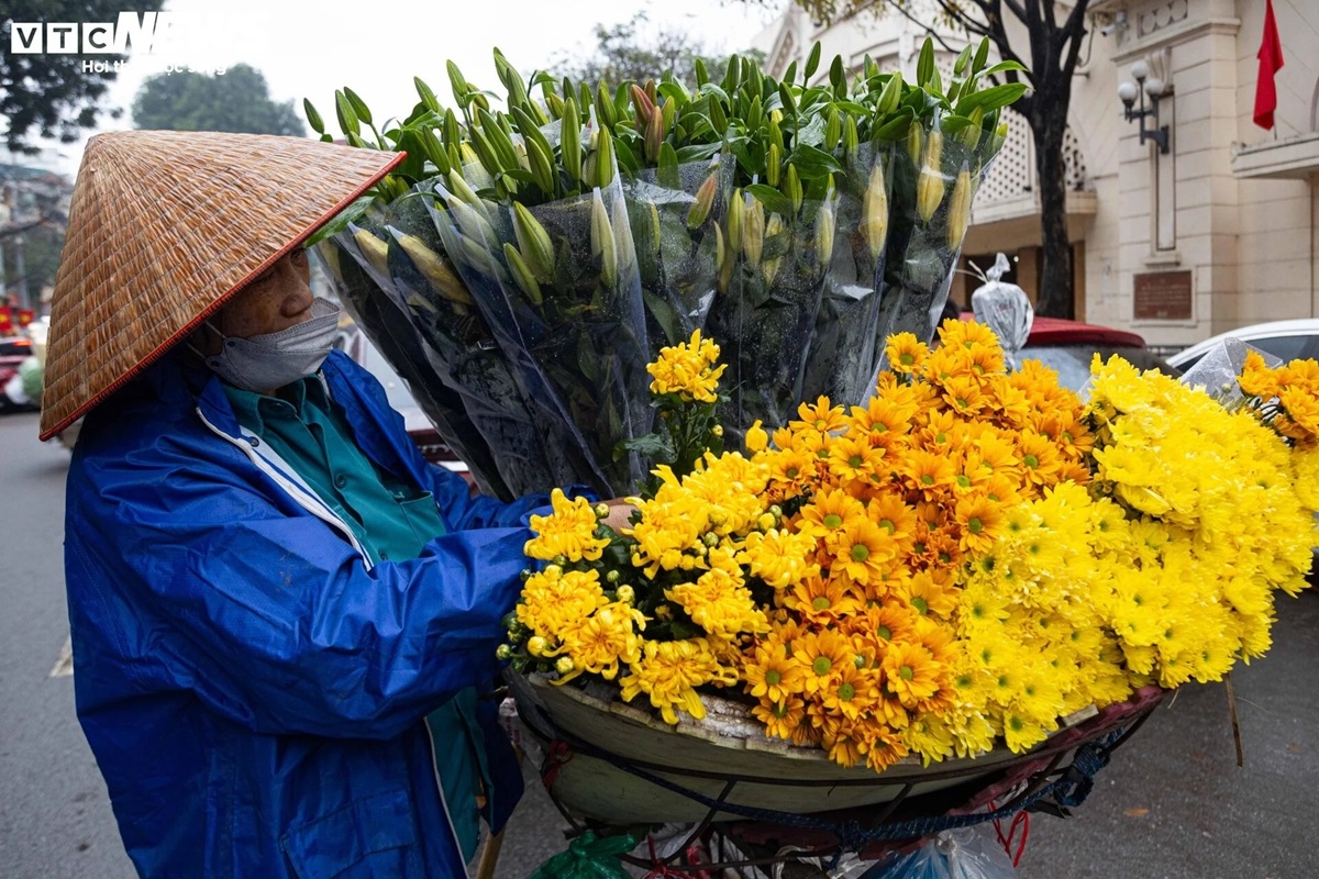 Hoa tươi là một trong những mặt hàng bán chạy nhất ngày này. Giá hoa khá ổn định, không tăng nhiều so với ngày thường.