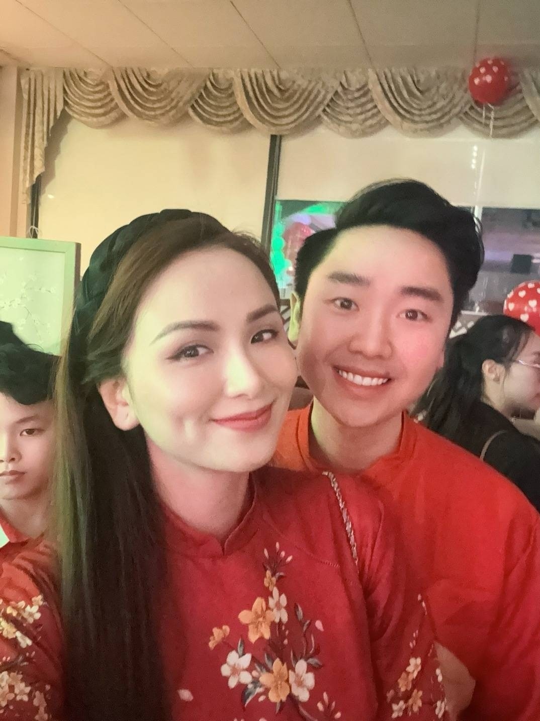 Trên trang cá nhân ngày mùng 6 Tết, Diễm Hương lần đầu chia sẻ gương mặt người chồng mới. Nhiều khán giả chúc mừng hoa hậu và khen ngợi ngoại hình điển trai, trẻ trung ông xã của Diễm Hương. Trước đó, cô kín tiếng chia sẻ về đời tư, nhưng gần đây đã cởi mở hơn. Cả hai thoải mái chụp hình cùng nhau trông đẹp đôi, lãng mạn trên trang cá nhân.