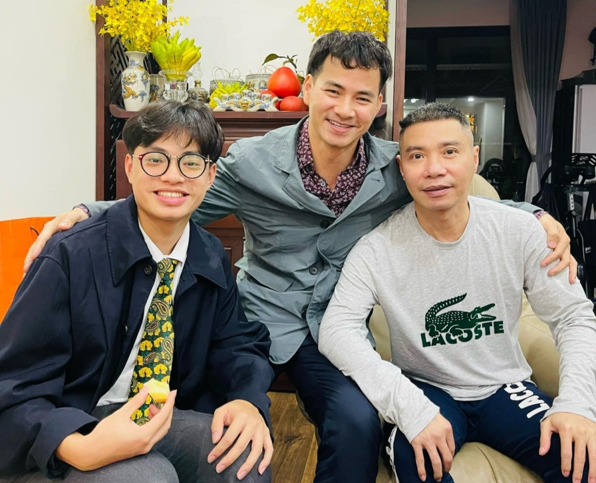 Trên trang cá nhân, vợ NSND Công Lý chia sẻ hình ảnh gia đình đón tiếp NSND Xuân Bắc đến thăm nhà vào lúc 23h ngày 27 Tết. Cô kể: "Năm nay, anh Bắc đến thăm anh Lý sớm hơn năm ngoái khoảng 30 phút. Anh Bắc không bê giỏ quà chạy thẳng vào phòng. Thay vào đó, anh Lý hay tin anh Bắc đang ở sảnh căn hộ đã dậy sửa soạn, bật hết đèn trong nhà". (Theo: Vietnamnet)