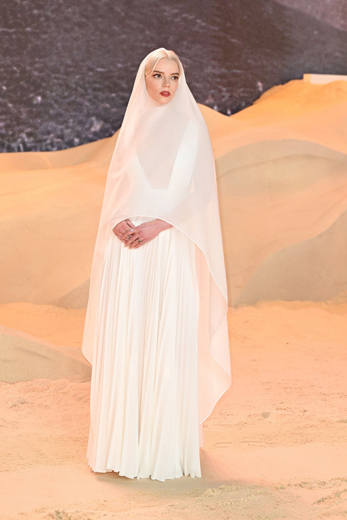 Anya Taylor-Joy trong trang phục Dior.