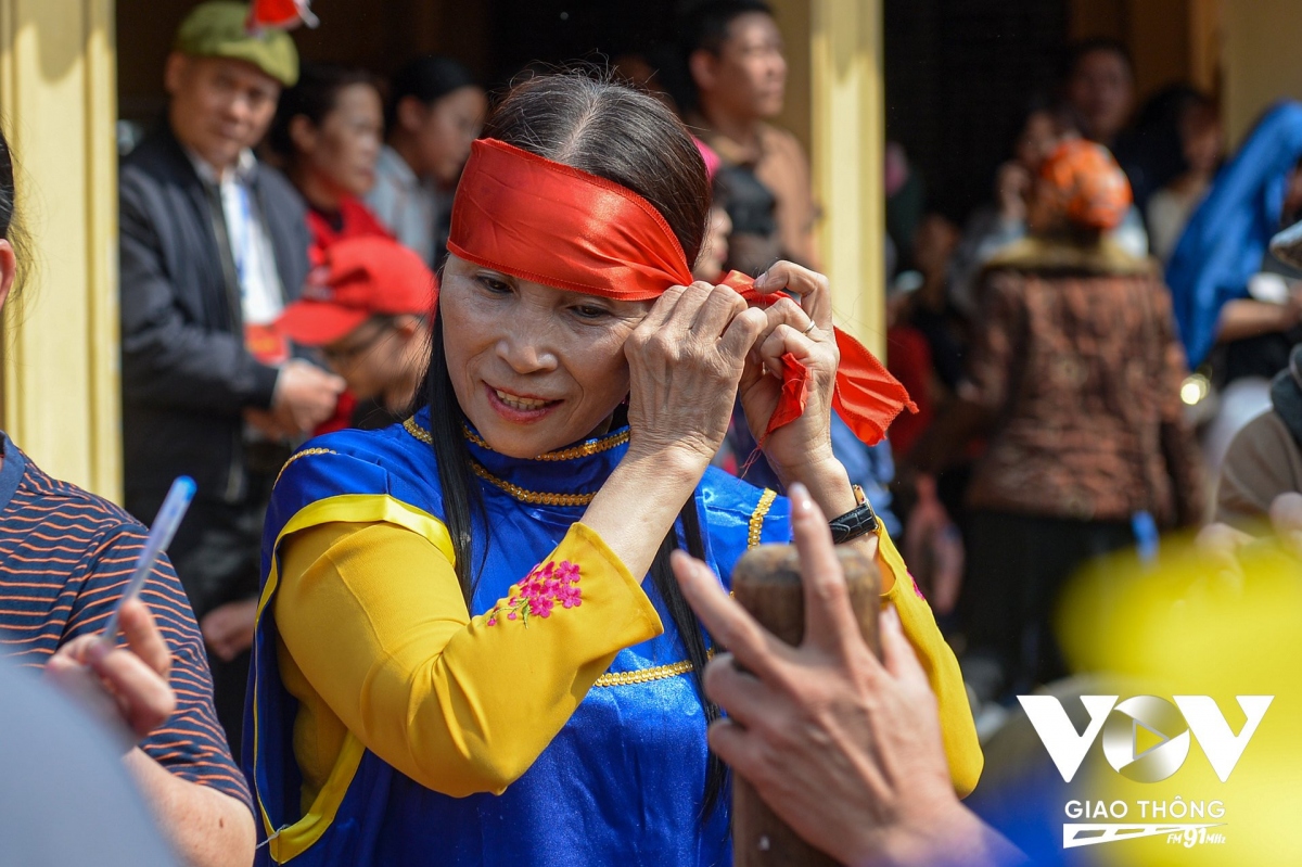 Theo nghi lễ cổ xưa sẽ đặt ra 4 đội thi, mỗi đội gồm 10 người cùng tranh tài. Thời gian thi từ 11h00 - 12h00.