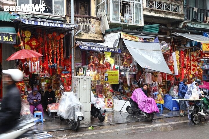 Trời mưa khiến những cửa hàng vàng mã trên phố Hàng Mã càng trở nên "hiu hắt"