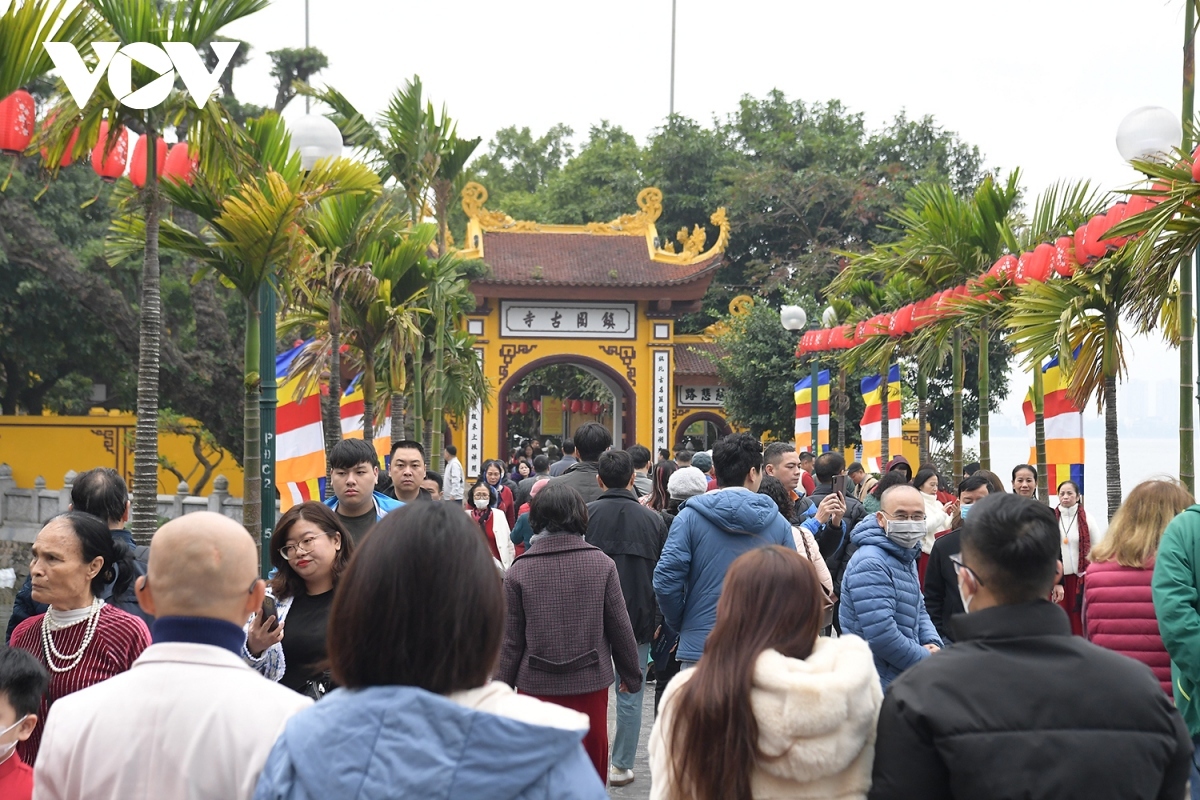 The entrance to Tran Quoc Pagoda is always packed with visitors.