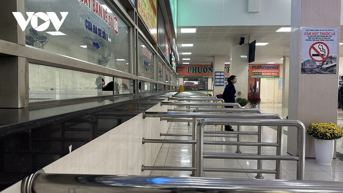 All ticket counters are desolate, with ticket sales staff longing for passengers.