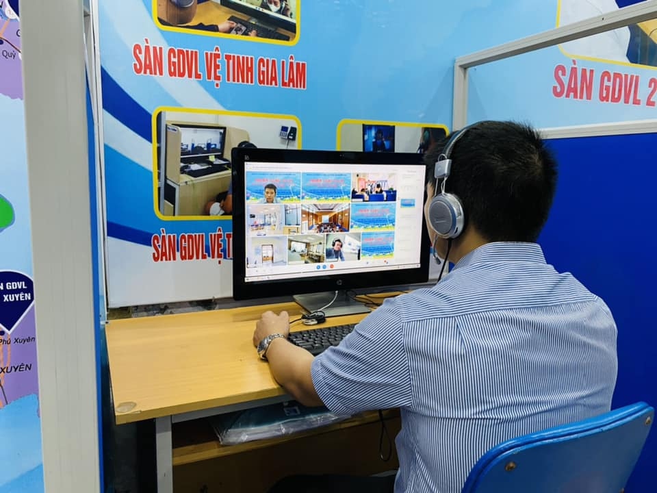 Người lao động kết nối với doanh nghiệp qua sàn giao dịch việc làm online