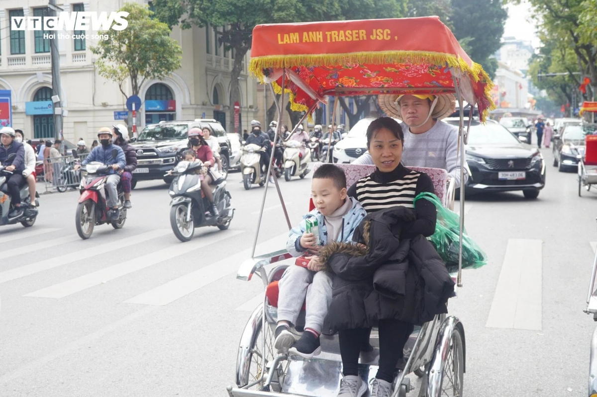 Chị Diệu Linh (36 tuổi, ở Gia Lâm, Hà Nội) cho biết: Từ sớm, tôi cùng gia đình đã lên kế hoạch đi dạo Hồ Gươm để chụp ảnh, tận hưởng không khí ngày Tết.