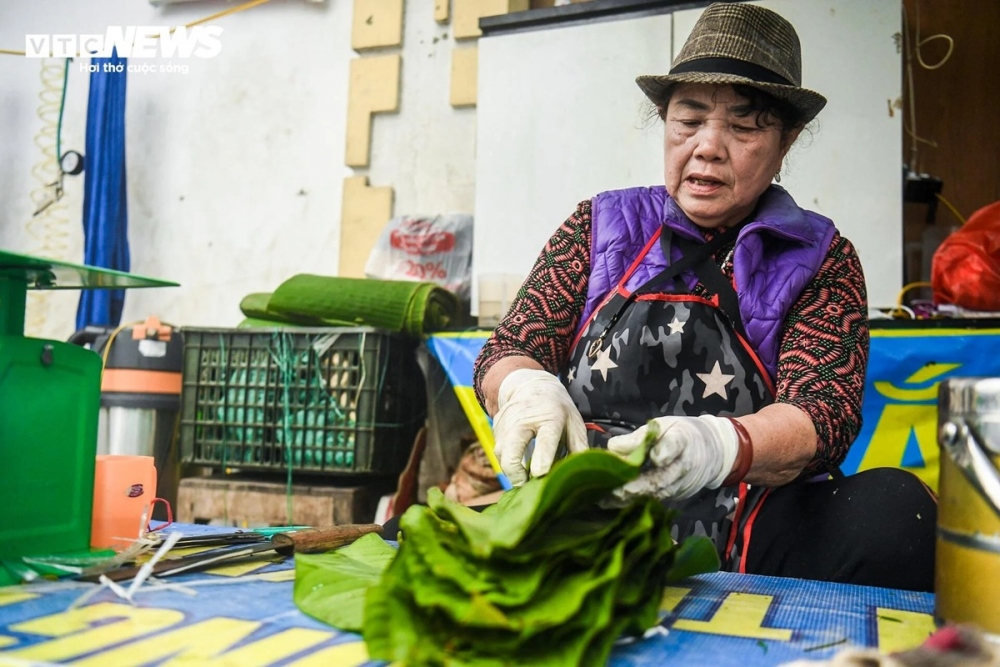 Bán lá dong đã được 50 năm tại chợ Trần Quý Cáp, bà Mai Loan (69 tuổi) cho biết, năm nay thời tiết không thuận lợi nên việc thu hoạch lá dong được ít hơn so với mọi năm, ngoài ra, còn phải xuất khẩu ra nước ngoài nên giá bán tăng hơn so với mọi năm. Giá lá dong hiện từ 50.000 - 80.000 đồng/bó 50 lá, còn lá chuối có giá khoảng 15.000 đồng/kg và lạt buộc 15.000 đồng/bó.