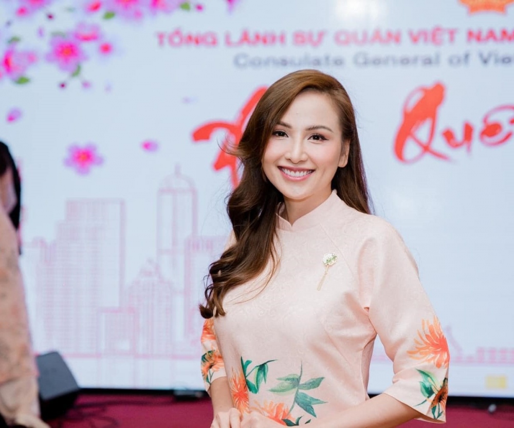 Mới đây, Hoa hậu Diễm Hương đã đăng bài trên trang cá nhân chia sẻ về việc bị chê già và thông tin sinh 2 - 3 con mà che giấu. Cụ thể cô viết: "Tôi đã 34 tuổi và có 1 đứa con (dành cho ai hay đồn tôi 2 - 3 con mà che giấu). Nhà tôi không giàu có, tôi là con một nên ông bà ngoại thấy có cháu nên rất thương, khoe không hết nên không sợ ai mà giấu cả. Và hà cớ gì 14 năm qua đi không cho già đi, xấu hơn. Mà tôi giận chỗ là mọi người vẫn nghĩ mình nhiều tiền để phẫu thuật thẩm mỹ". (Theo: Vietnamnet)
