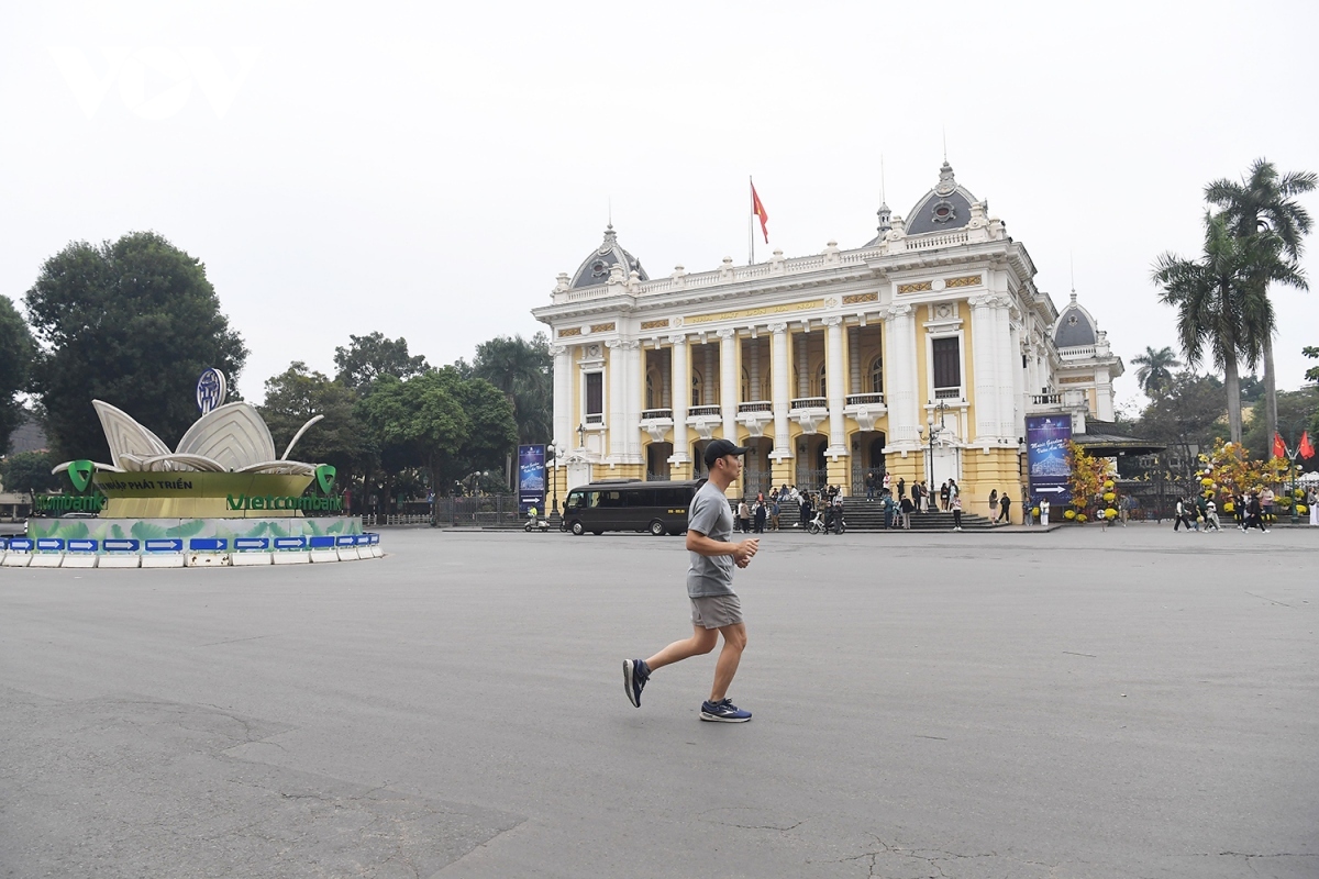  Main roads seemingly become wider for locals go for a run comfortably.