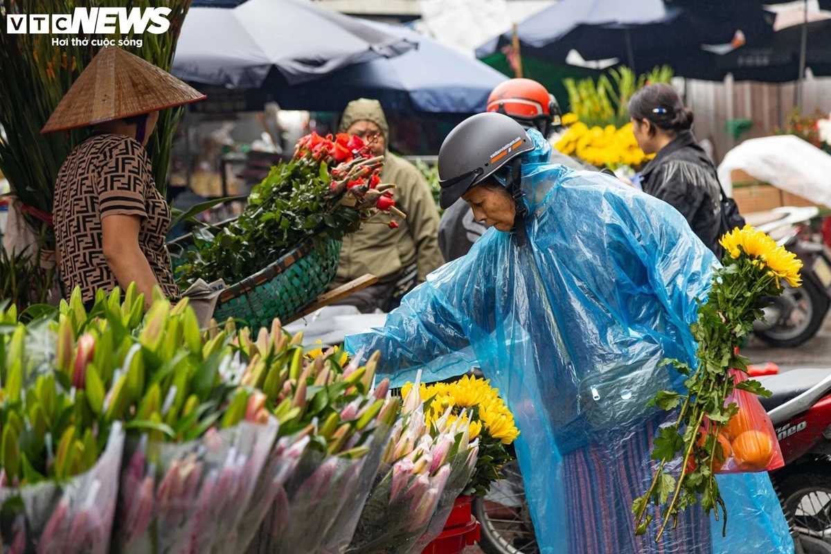 Cụ thể, hoa hồng có cành lộc được bán với giá từ 10.000 - 12.000 đồng/bông, hoa cúc 35.000 đồng/chục, lay hơn giá 60.000 đồng/chục, hoa ly từ 20.000 - 30.000 đồng/cành.