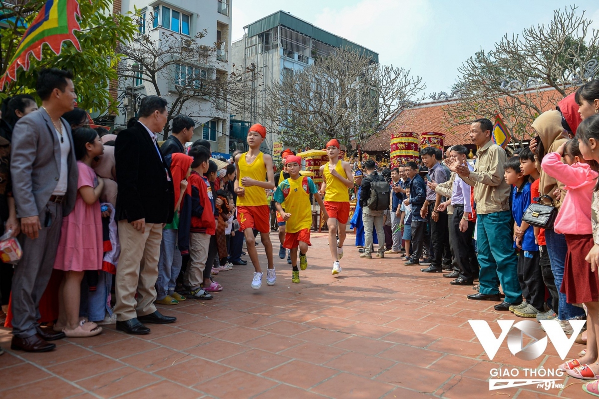 Hội kéo lửa, thổi cơm thi sẽ có 3 phần chính: kéo lửa, thi chạy lấy nước và thổi cơm. Phần thi chạy lấy nước sẽ do các em có độ tuổi từ 12 đến 14 tuổi đảm nhận.