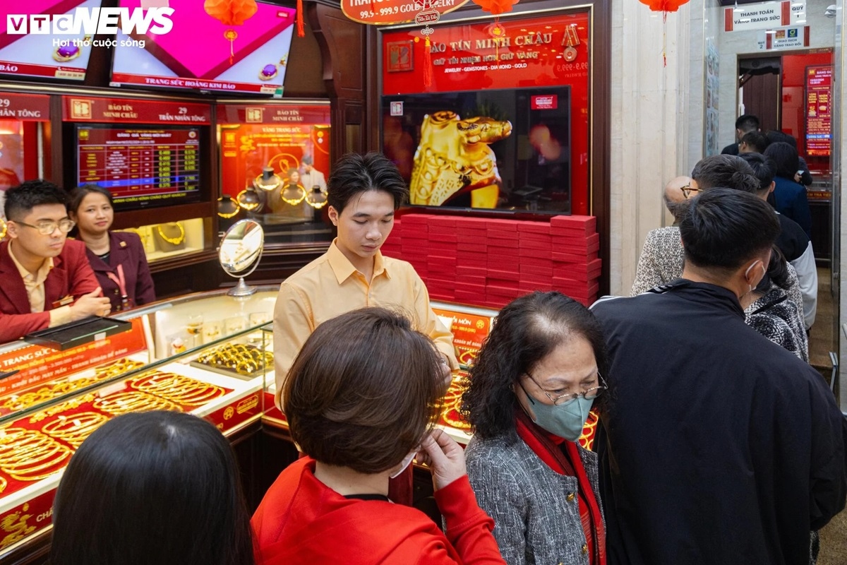 Càng về trưa, lượng khách càng đông, cửa hàng rơi vào tình trạng quá tải. Khách phải chờ đợi khá lâu mới mua được vàng. Thậm chí, có lúc cửa hàng hết vàng gián đoạn, phải hẹn khách chiều quay trở lại.