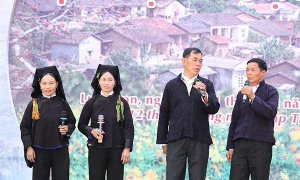 Biểu diễn hát Sloong hao trên sân khấu