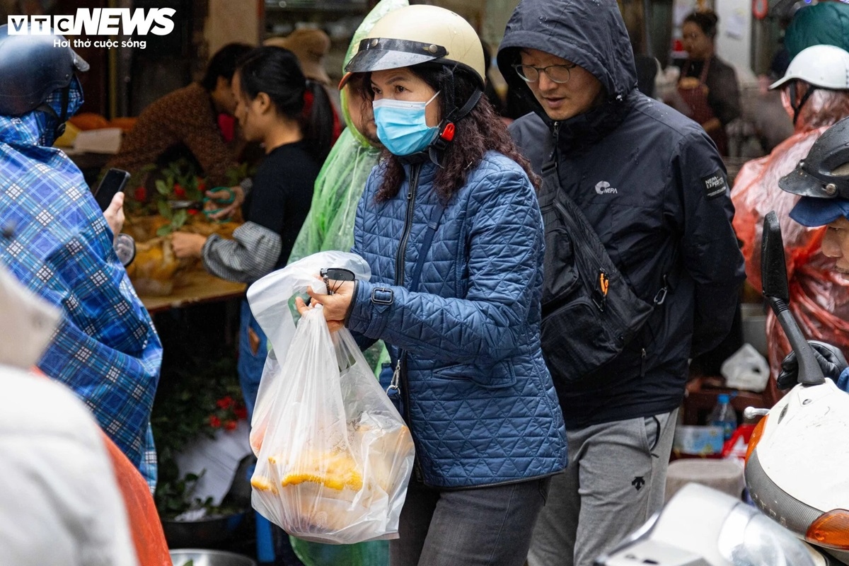 Chị Nguyễn Hằng (quận Hoàn Kiếm) chia sẻ: "Gà cúng bán ở chợ Hàng Bè mẫu mã đẹp và vô cùng chất lượng nên bất kỳ dịp lễ Tết nào tôi cũng tới đây từ sáng sớm để mua dâng lên bàn thờ tổ tiên".