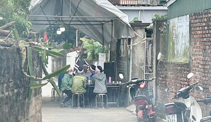 Gia đình lo hậu sự cho ông V. (Ảnh: Ngọc Mai)