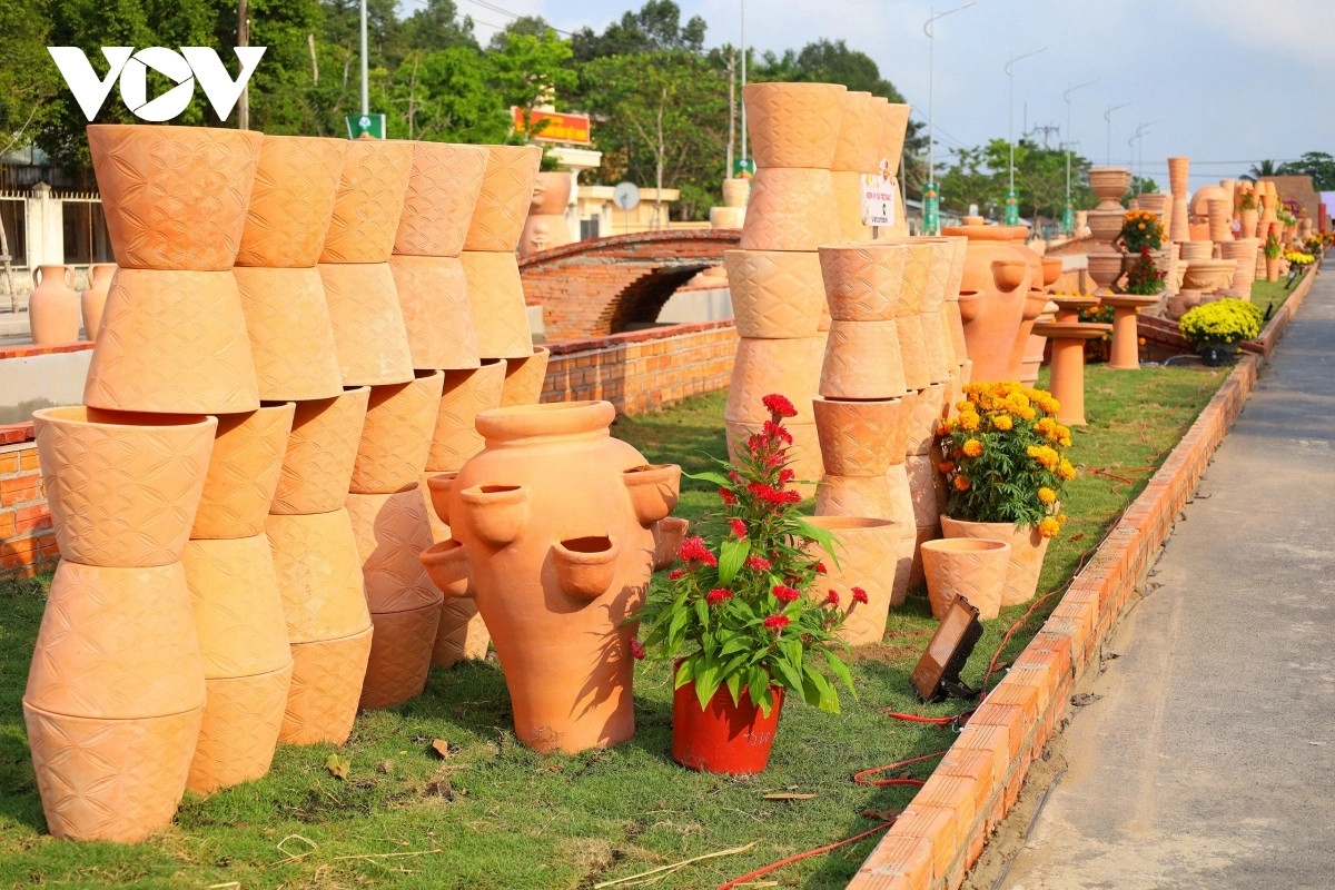 In 1995, Vinh Long had more than 900 brick kilns capable of churning out approximately 500 million bricks of different kinds a year.