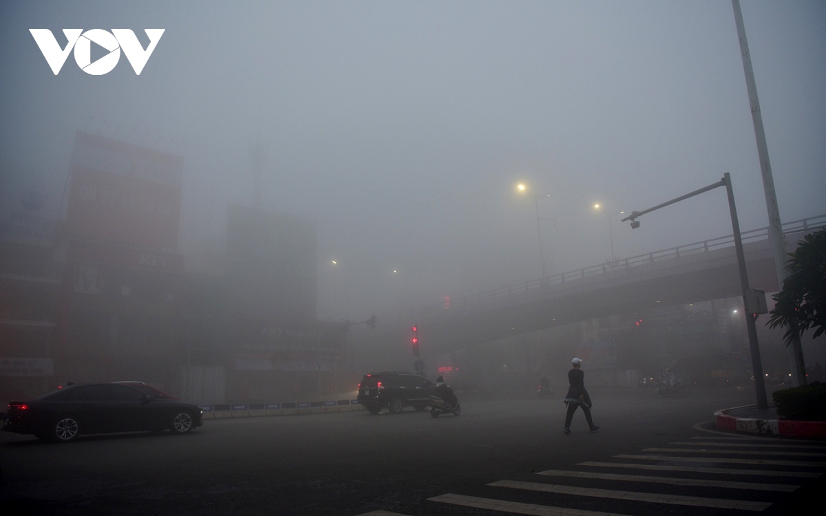 With visibility falling to less than 10m, most vehicles turn lights on and move t slowly.