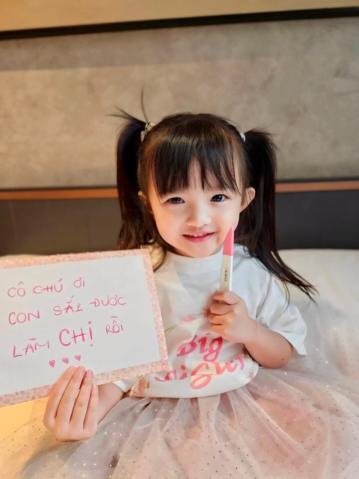 Trong ngày Valentine, khi các sao Việt khác khoe tình cảm mặn nồng hay những món quà thú vị thì gia đình Đông Nhi, Ông Cao Thắng lại thông báo tin vui. Nữ ca sĩ chia sẻ hình ảnh bé Winnie - con gái của cặp đôi - cầm tấm bảng với thông điệp: "Cô chú ơi con sắp được làm chị rồi". Đông Nhi nhắn nhủ tới người hâm mộ của mình: "Valentine năm thứ 15 đặc biệt ý nghĩa vì gia đình nhỏ chính thức có thêm thành viên mới. Còn em bé Winnie thì phấn khích suốt 3 tháng qua vì được "lên chức" làm chị. Mong chờ rồng con của ba mẹ và chị Winnie". (Theo: VTC News)