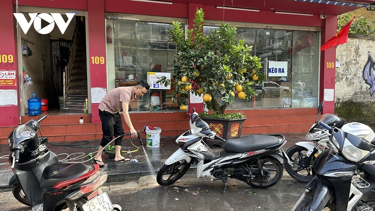 Staff start cleaning and sanitising the restaurant before its closure.