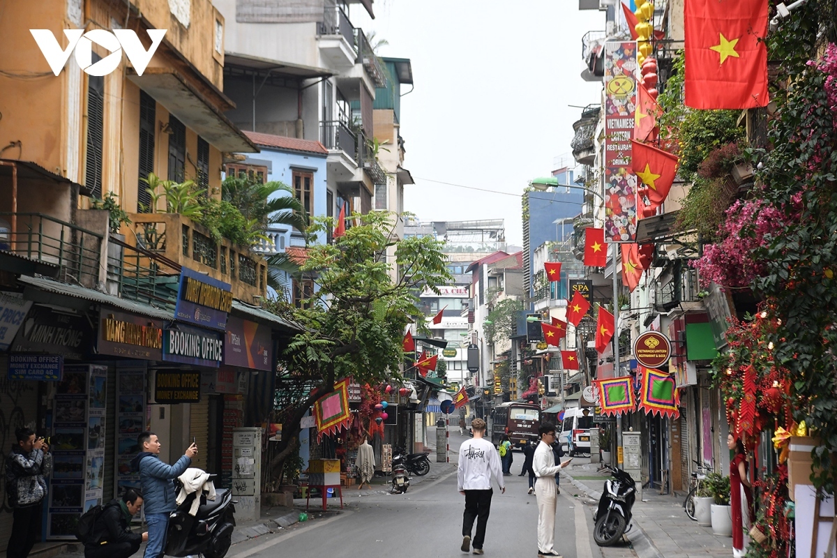 A corner of Dinh Liet street is adorned with colorful flags and flowers.