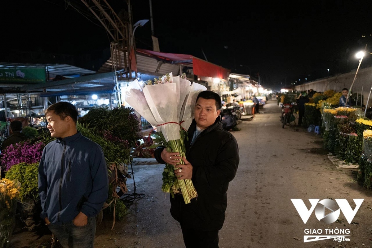 Nhưng cũng có nhiều người thích đến chợ vào thời gian này để mua hoa về cắm ở nhà.