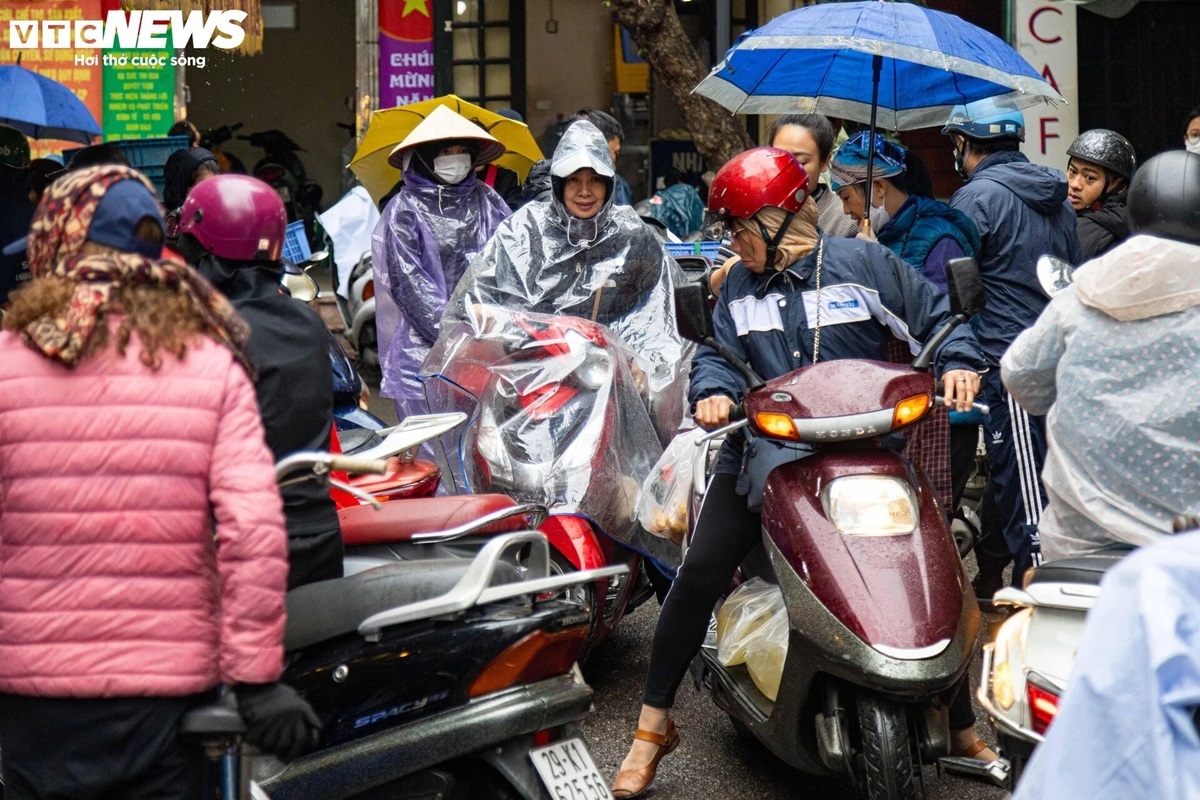 Nhiều người không ngại đội mưa, đi mua gà cúng ngay từ sáng sớm.