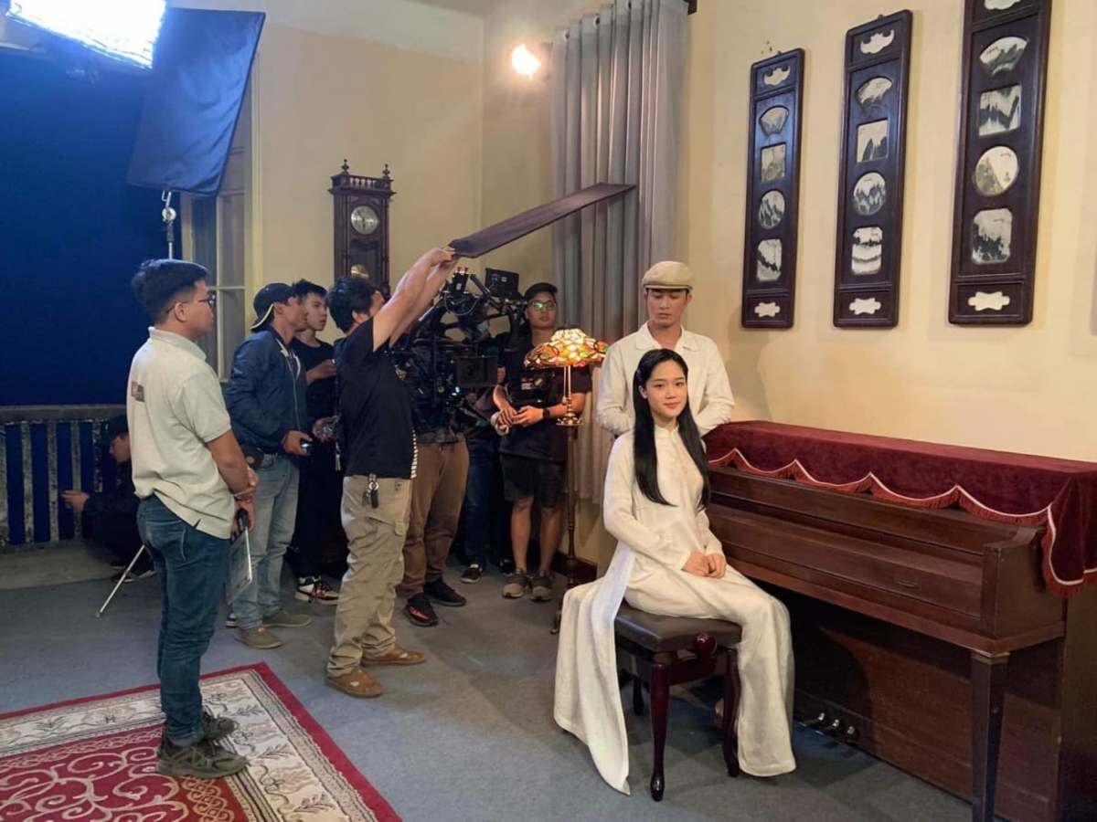 Đóng chung với các nghệ sĩ gạo cội khiến Thùy Linh không tránh khỏi áp lực. Thời điểm trước khi phim bấm máy, nữ diễn viên cho biết cô phải học thêm lớp diễn xuất, dành thời gian tập luyện các kỹ năng cần thiết, điển hình là việc chơi đàn piano.