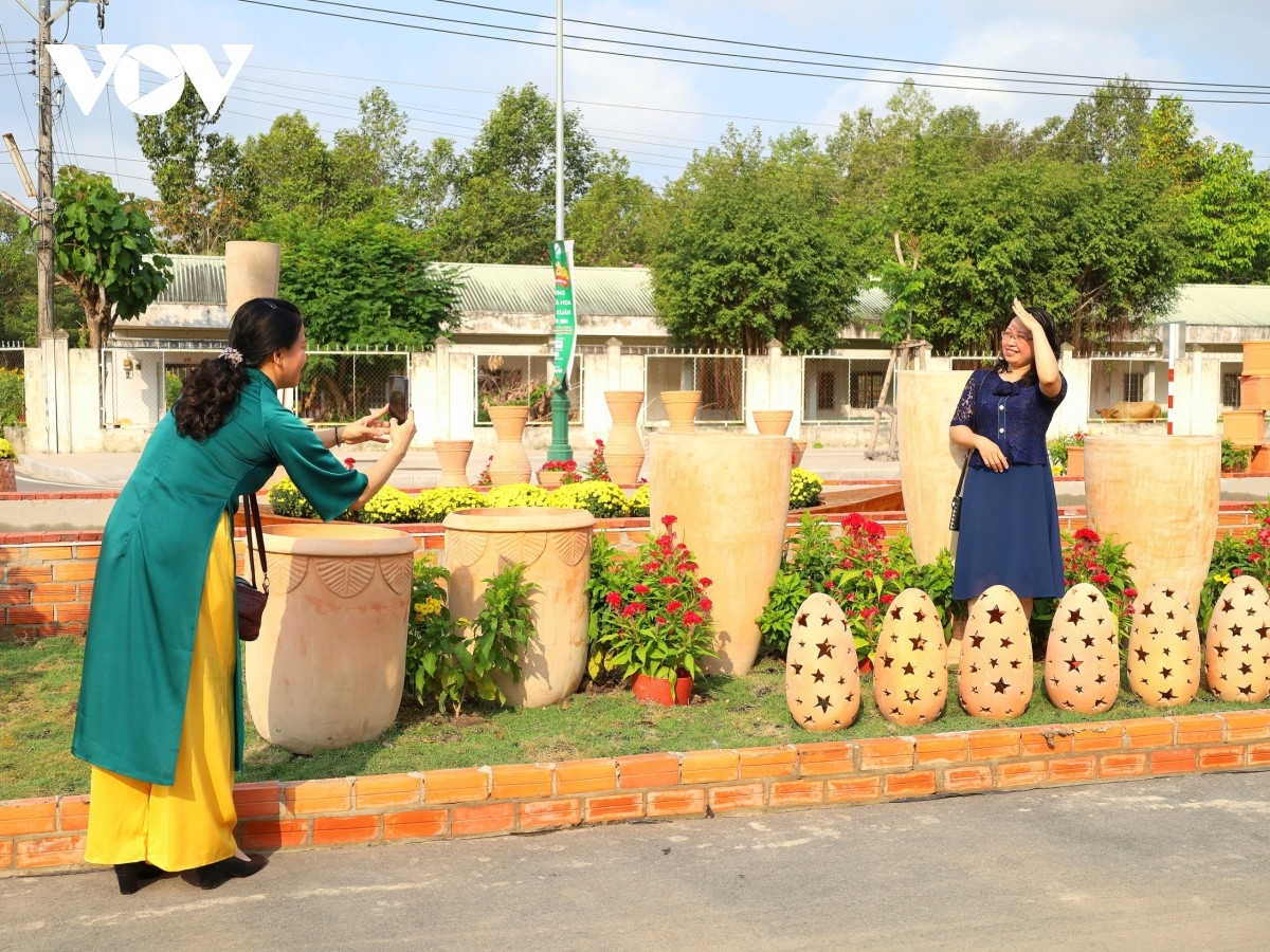 Vinh Long has most brick kilns in the western region of Vietnam, operating in a total area of 30km in Vinh Long city of the province of the same name, and two districts of Long Ho and Mang Thit.
