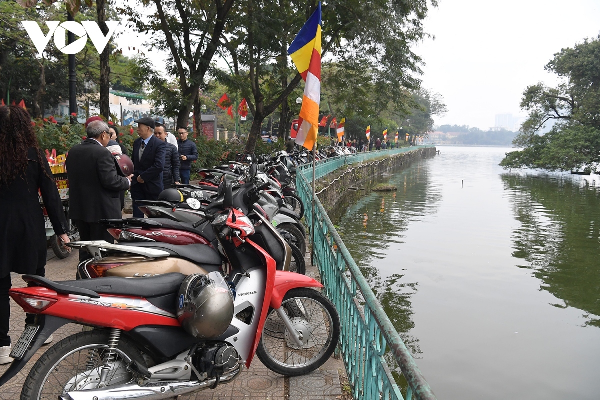 The parking lot at the Tran Quoc Pagoda area is always bustling