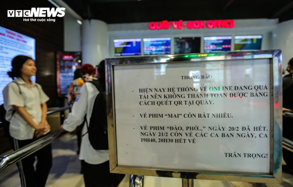 Bảng thông báo của Trung tâm chiếu phim Quốc gia cũng đề rõ: "Vé phim 'Đào, phở và piano' ngày 20/2 đã hết. Ngày 21/2 còn vé các ca ban ngày, ca 19h40, 20h30 hết vé". Khán giả Bùi Hương Quỳnh chia sẻ: "Tôi đã đặt vé trên các app, trên website của Trung tâm chiếu phim Quốc gia" nhưng cũng không được".