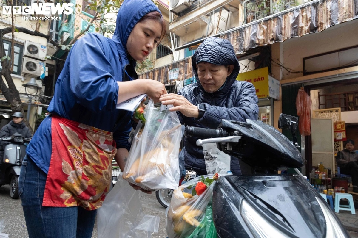 Khách hàng lui tới liên tục, có nhiều thời điểm tại đây trở nên quá tải, khách phải chờ 10 -15 phút để gà luộc xong.